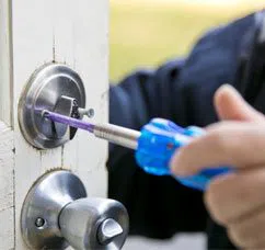 City Locksmith Store Lynn, MA 781-203-8012 - 12-Changing-Locks
